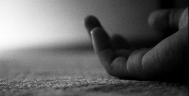 Un adolescent în vârstă de 17 ani a încercat să-şi pună capăt zilelor, aplicânduşi mai multe plăgi de cuţit.