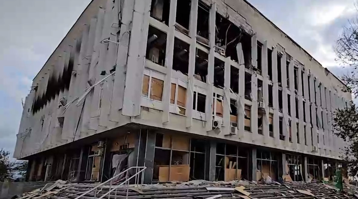 Научная библиотека в Херсоне разрушена российским обстрелом.