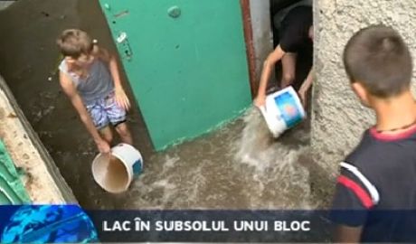Subsolul unui bloc de la Poşta Veche a fost inundat după ce o ţeavă s-a spart. Foto: jurnal.md
