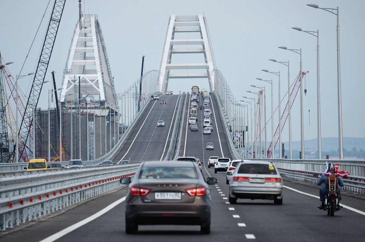 На Крымском мосту частично возобновилось автомобильное движение.