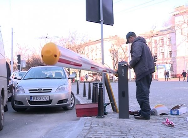 Amenajarea pietonalei din capitala pare sa NU mai aiba sfarsit. Cat muncitorii fac una se strica strica alta.
