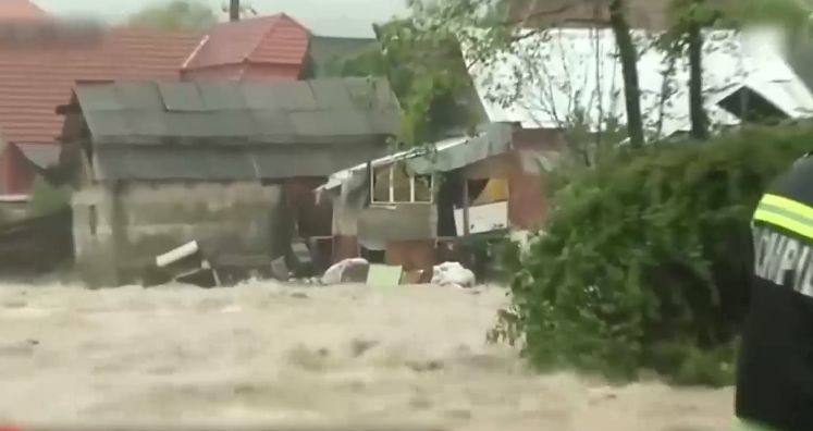 В Румынии объявлен красный код: водные потоки унесли несколько домов.