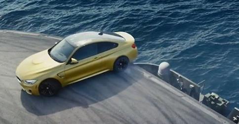 Дрифт BMW M4 на авианосце стал интернет-сенсацией.
