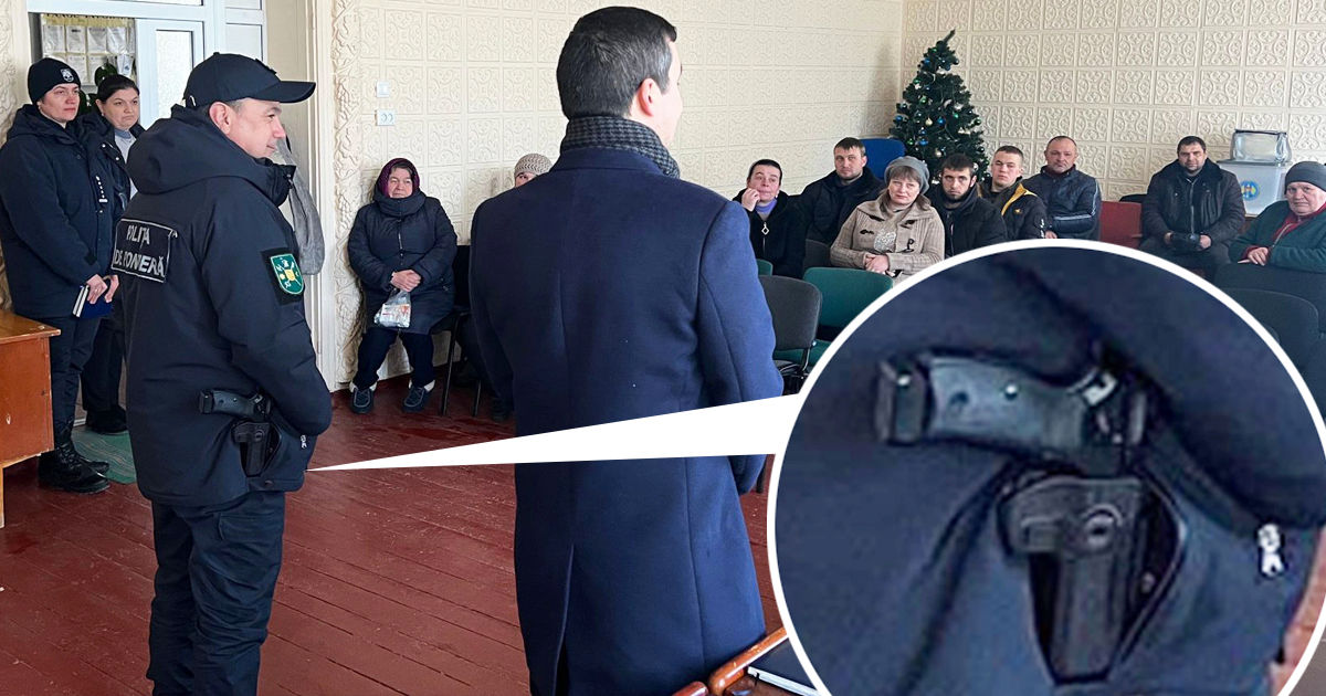 Глава Погранполиции пришел на встречу с жителями села с оружием.