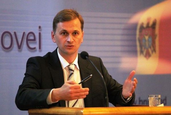 Dorin Dragutanu urmeaza sa fie audiat astazi in cadrul comisiei speciale de ancheta care examineaza situatia de la BEM, Unibank si Banca Sociala.