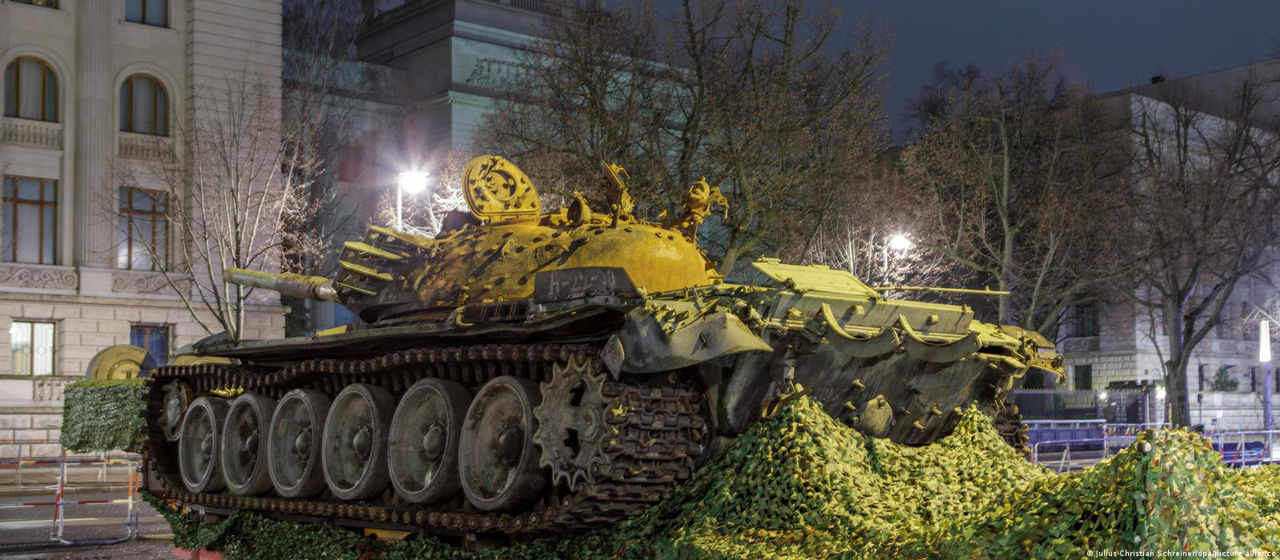 Перед посольством РФ в ФРГ стоит подбитый российский танк.