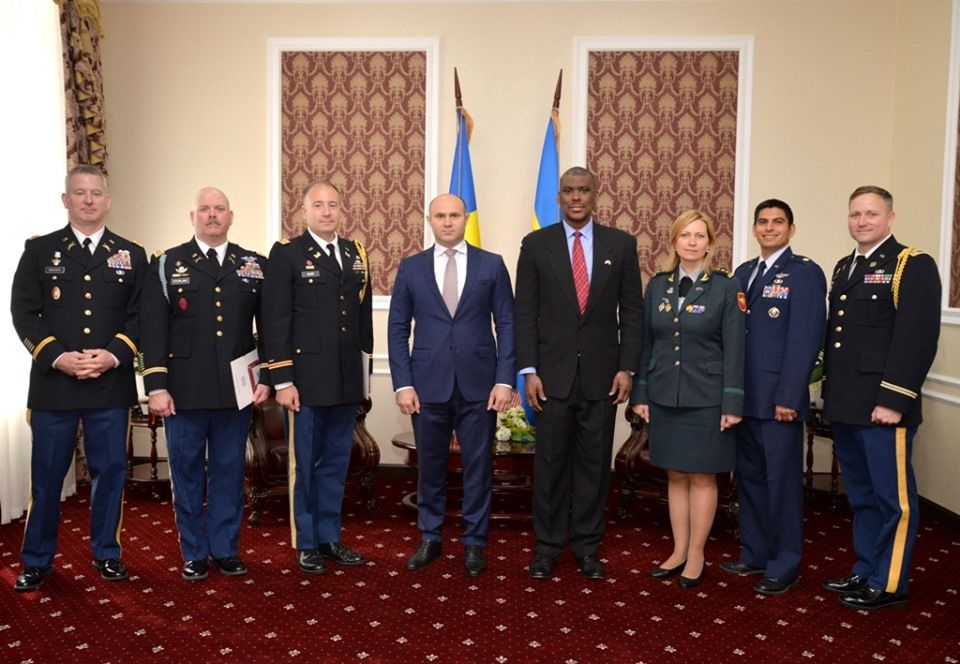 Глава Минобороны наградил медалями военнослужащих США.
