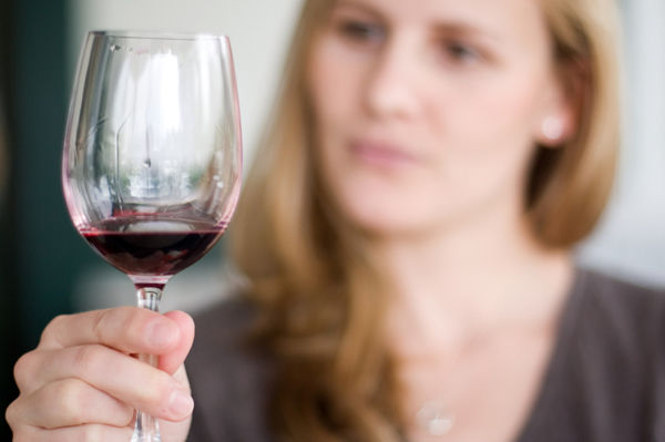 O porție obișnuită de băuturi alcoolice conține 14 grame de alcool.