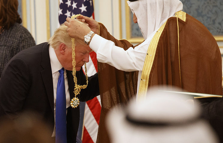Саудовский король Сальман наградил Трампа.