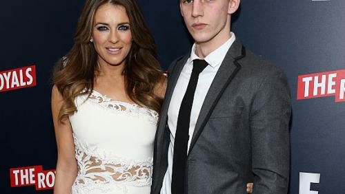 Nepotul actriței Elizabeth Hurley a fost înjunghiat într-un atac violent în Londra.