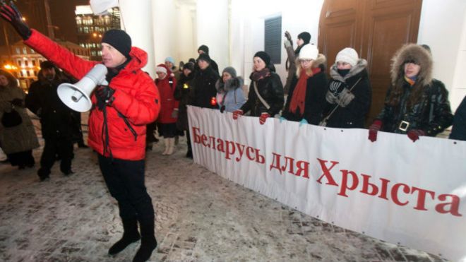 "Если раньше [власти] упирали на идеологию чарки да шкварки, то теперь вот резко вспомнили о духовном".