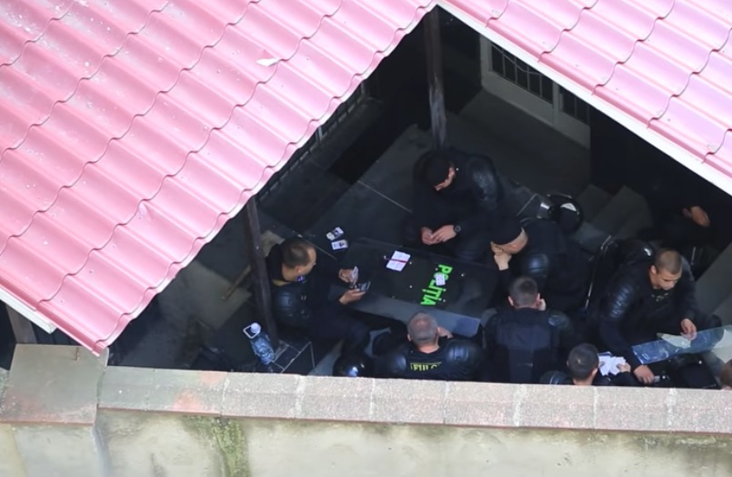 Было начато внутреннее расследование, чтобы установить действия полицейских.