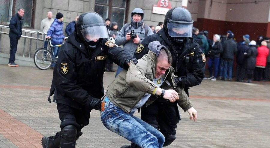 В Минске силовики применили светошумовые гранаты против протестующих.