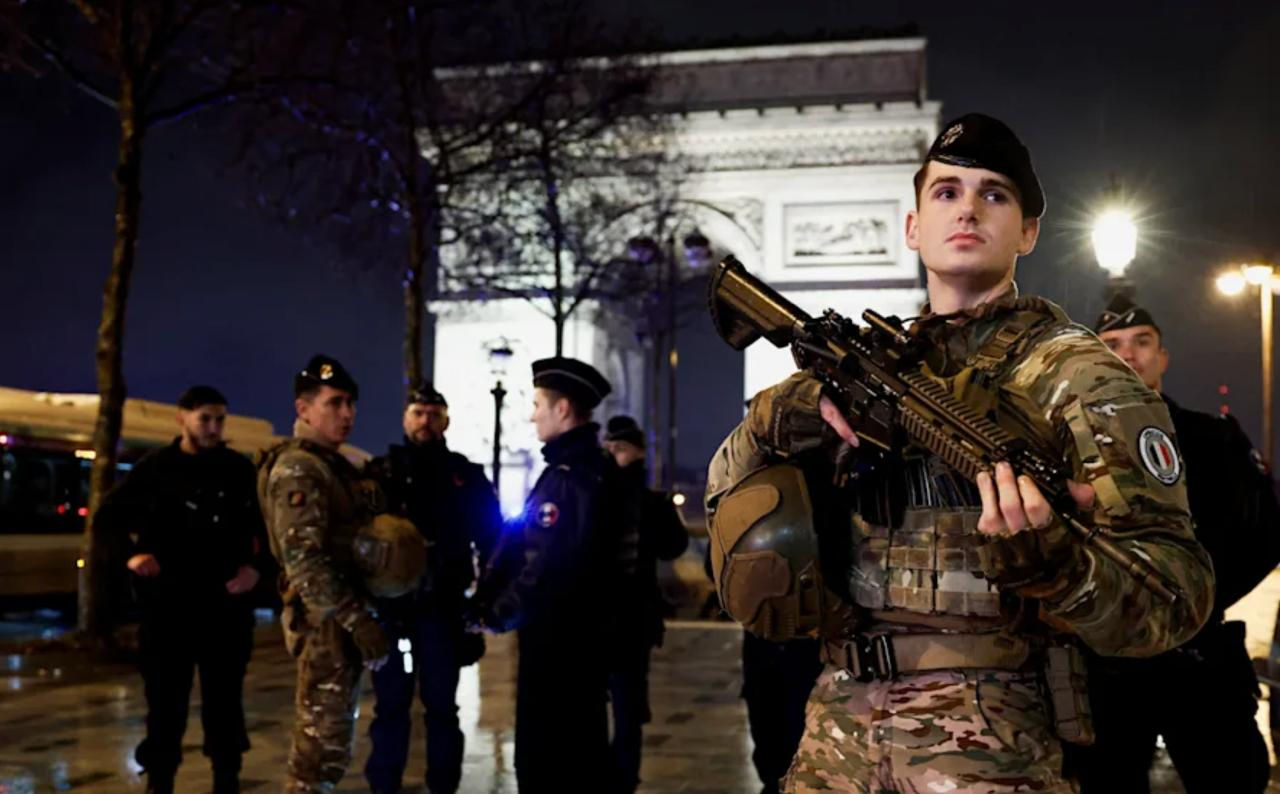 Un bărbat înarmat cu un cuțit a atacat un polițist în apropierea Arcului de Triumf din Paris.
