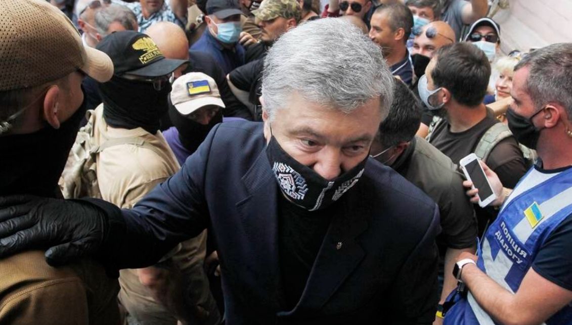 У Зеленского опровергли причастность властей к нападению на Порошенко.