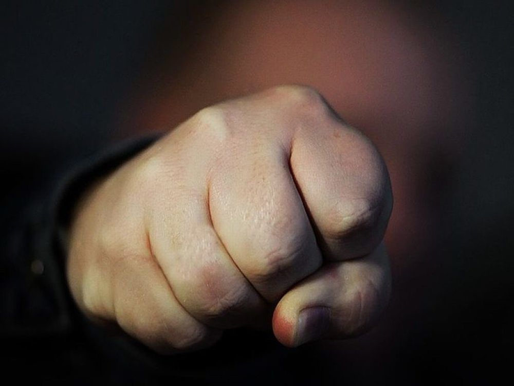 В Теленештах грабитель избил хозяйку дома и вынес крупную сумму денег.