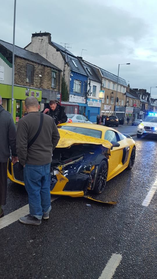 В Англии Audi R8 на полной скорости врезалась в машину с детьми внутри.