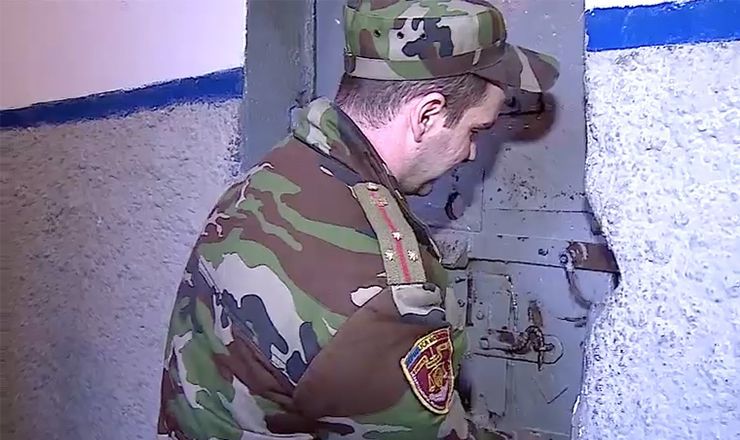 Все запрещенные объекты были изъяты и переданы в органы полиции.