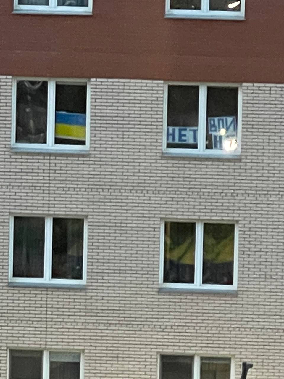 В Красноярске закрасили окна квартиры из-за украинского флага.