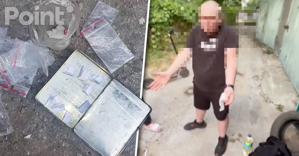 Un bărbat cu droguri, reținut de polițiști pe o stradă din Chișinău.