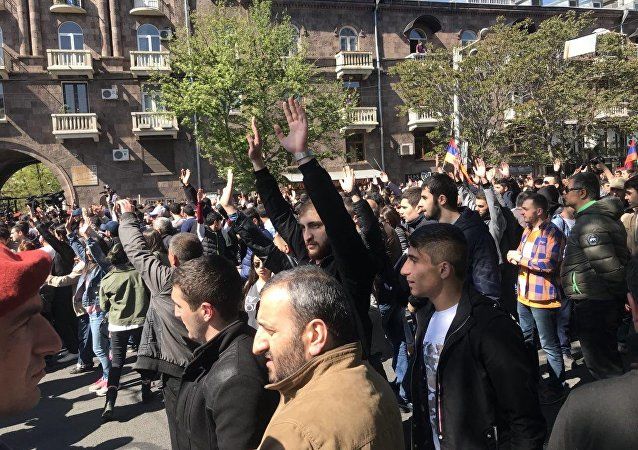 Участники митинга перекрыли все улицы, ведущие через площадь Республики. 