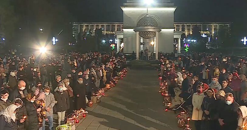 Сотни верующих собрались минувшей ночью в сквере Кафедрального собора.