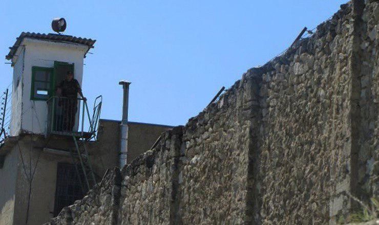 Близкие заключенных продолжают нарушать закон ради них. 