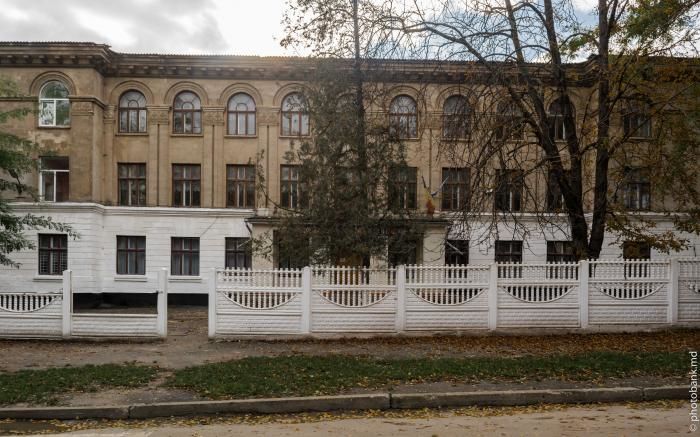 Бельцкие власти пытаются решить проблему ветхих школ. 