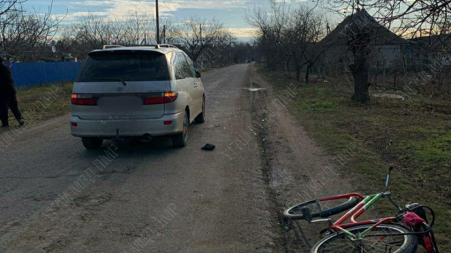 В Слободзее машина сбила женщину с ребенком на велосипеде.
