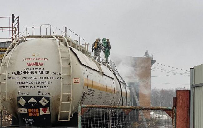 Под Винницей произошла химическая авария: спасатели пытаются осадить облако аммиака.