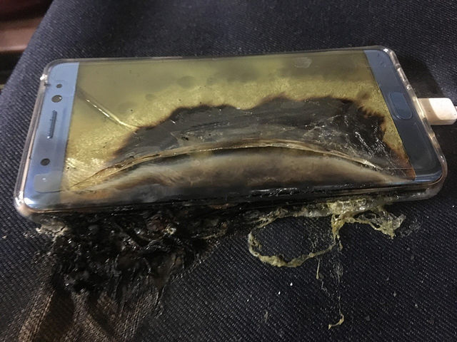 Причиной возгораний смартфонов Galaxy Note 7, произведенных компанией Samsung, стали аккумуляторы, вернее, их размер.