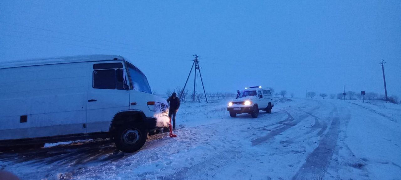 Пограничники помогли водителям в сложных погодных условиях.