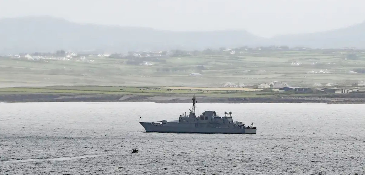 O navă rusească de spionaj, observată în Marea Irlandei.