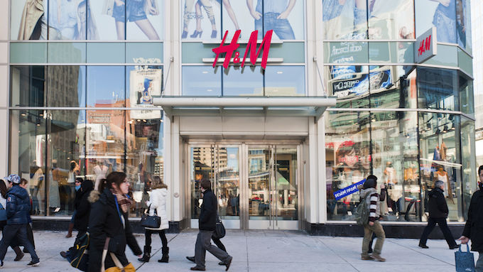H&amp;M a iscat o adevărată revoltă. Nevoită să îşi ceară scuze. Foto: smartcompany.com.au