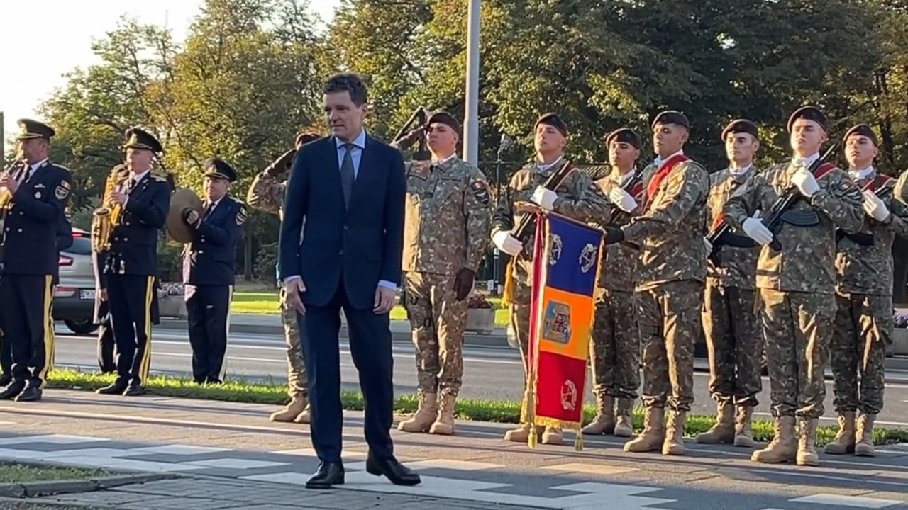 Președintele României, încurcat de protocol la un eveniment oficial.