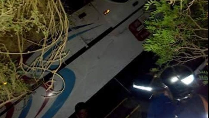 Cel puţin 27 de morţi şi circa 50 de răniţi, ca urmare a prăbuşirii unui autobuz cu pelerini într-un defileu
