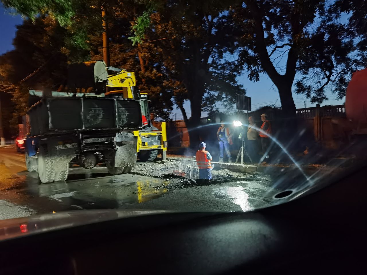 На улице Ион Пеливан провалился свежеуложенный асфальт.