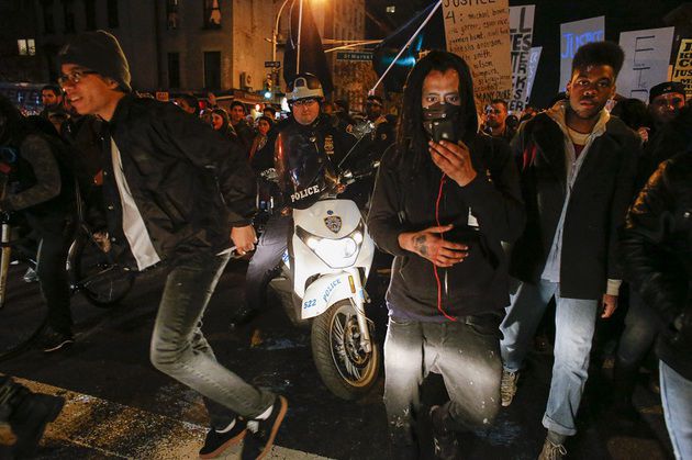 Doi poliţişti au fost împuşcaţi în timpul unor proteste în faţa sediului Departamentului de Poliţie din Ferguson. Foto: gandul.info