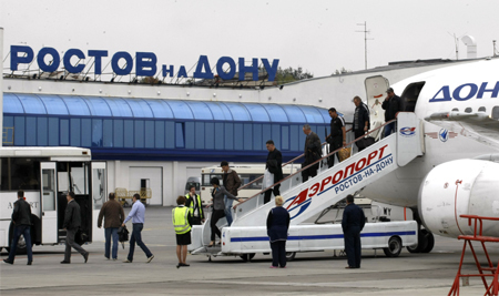 Из здания аэропорта Ростова-на-Дону срочно эвакуируют всех пассажиров и сотрудников.