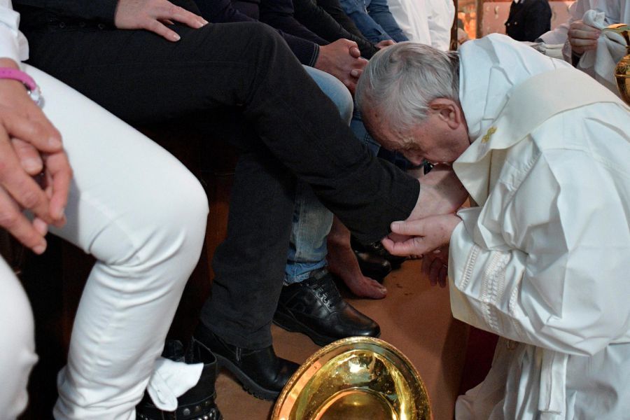 Papa Francisc a spalat joi dupa-amiaza picioarele unor detinuti si a celebrat mesa la penitenciarul Paliano. 