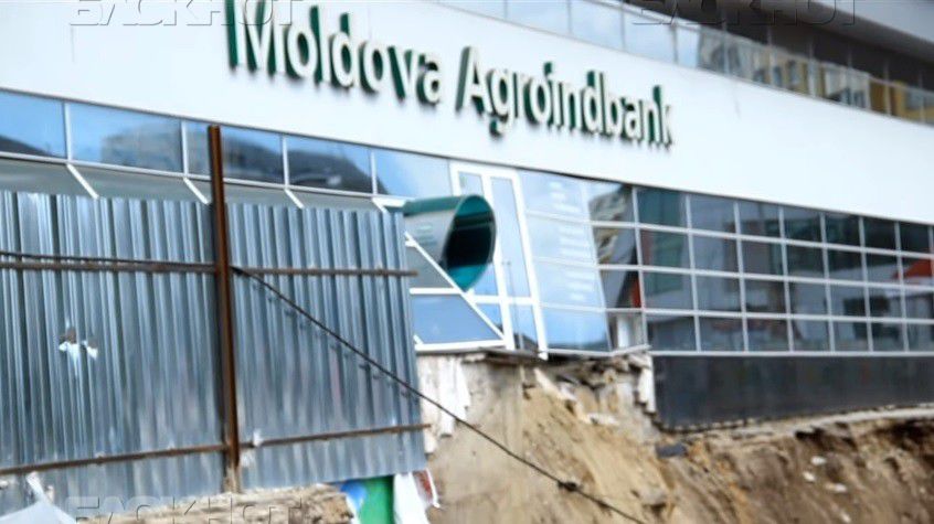 Отделение банка Moldova-Agroindbank на улице Мирон Костин временно закрыто.