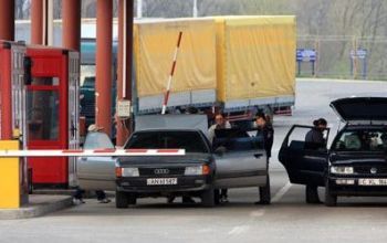 Agenţii economici, îndemnaţi să evite punctul vamal Sculeni. Foto: trm.md