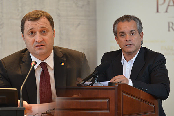 Oligarhizarea politicii moldovenești este considerată drept una din cele mai mari probleme ale Moldovei.