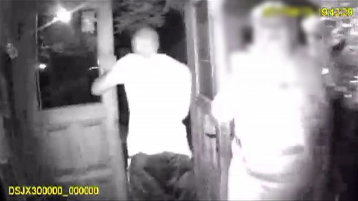 O femeie în vârstă de 56 de ani, bătută de un tânăr în stare de ebrietate. 
