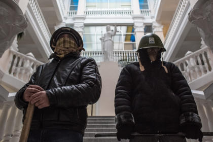 Сторонники оппозиции в захваченном здании Минюста Украины. Фото: Андрей Стенин / РИА Новости