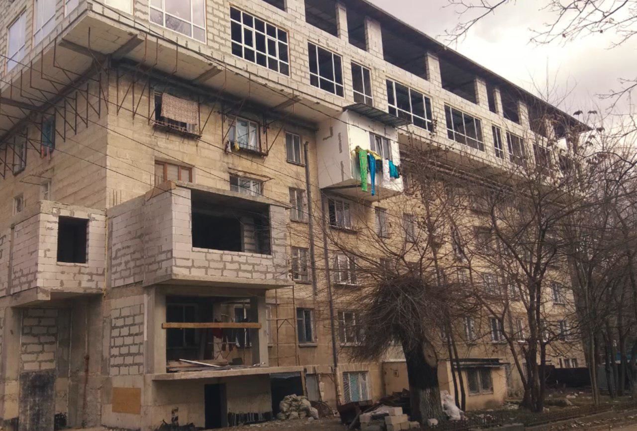 Здание, расположенное в столичном секторе Рышкановка, превратилось в странное сооружение.