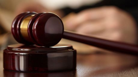 Если суд признает мужчину виновным, ему грозит пожизненное.
