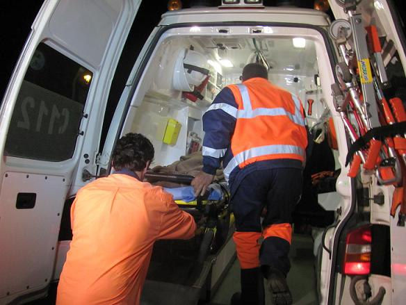 O femeie înjunghiată de iubit a murit în ambulanță.