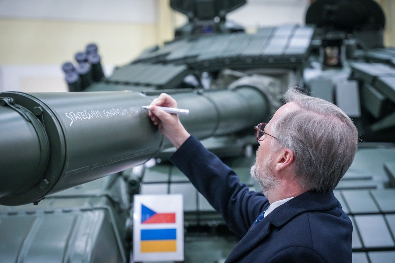 Премьер Чехии лично подписал танк Т-72 перед отправкой в Украину.