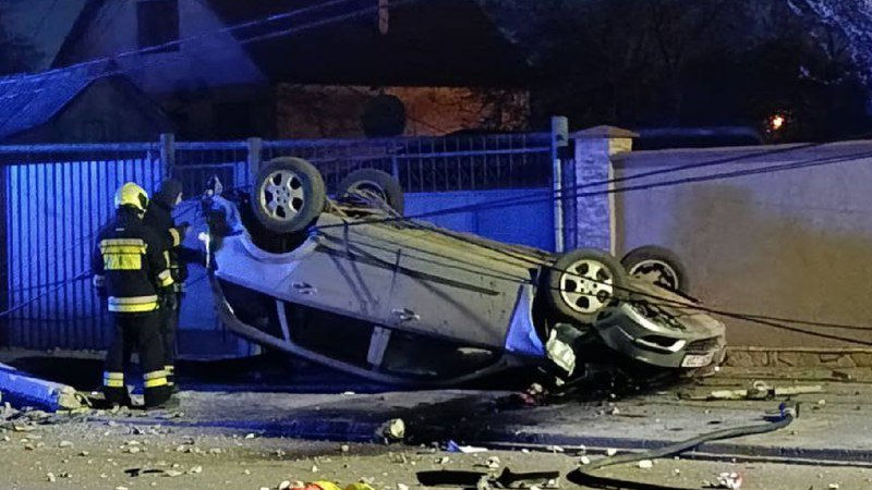 Accident nocturn pe o stradă din Capitală: O mașină s-a răsturnat.